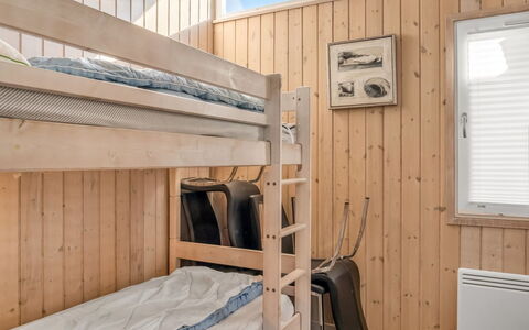 Mechthild - 2.7Km from the Sea: Bois, Chambre, Lit, Lit Superposé, Sol, Design Intérieur, Meubles, Sol, Literie, Pièce