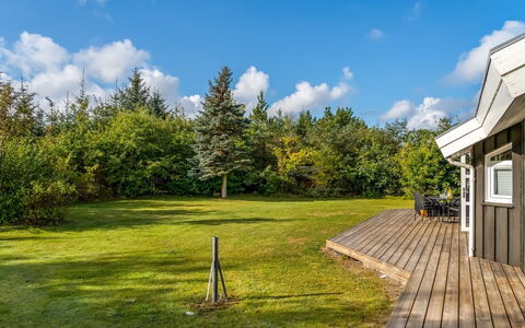 Mechthild - 2.7Km from the Sea: Ciel, Herbe, Paysage, Lot Terre, Nuage, Zone Rurale, Plaine, Chalet, Lumière Du Soleil, Prairie