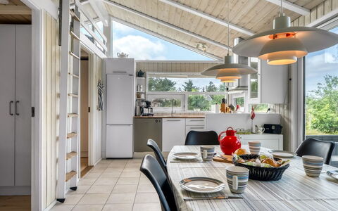 Immi - 1.5Km from the Sea: Bois, Plafond, Design Intérieur, Sol, Meubles, Domicile, Sol, Luminaire, Cuisine, Table Cuisine Et Salle A Manger