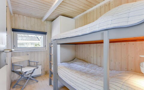Immi - 1.5Km from the Sea: Bois, Lit Superposé, Sol, Plafond, Chambre, Planche, Tache De Bois, Lit, Dur, Literie