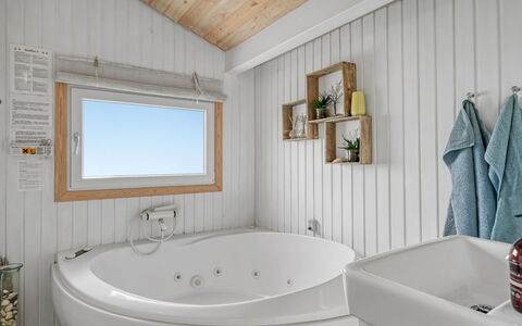 Rosemari - 260M from the Sea: Maison, Domicile, Porte, Toit, Chalet, Biens, Jardin, Ombre, Siding, Cour