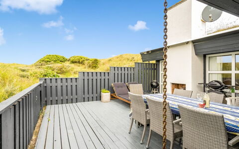 Rosemari - 260M from the Sea: Maison, Domicile, Porte, Toit, Chalet, Biens, Jardin, Ombre, Siding, Cour