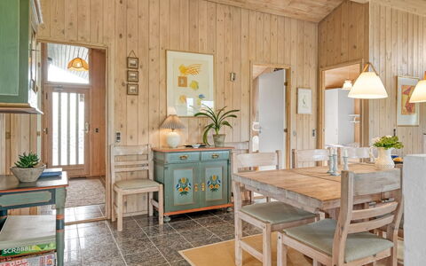 Rosemari - 260M from the Sea: Chalet, Jardin, Siding, Batiments Jardin, Ombre, Cour, Arrière-Cour, Pelouse, Ferme, Aménagement Paysager