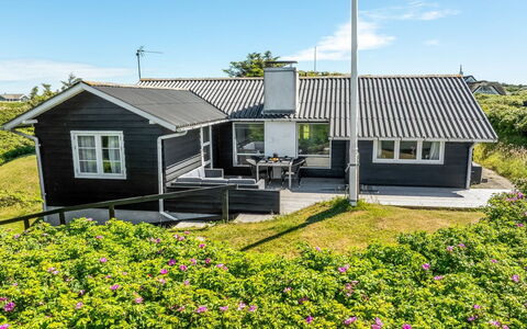 Baldine - 140M from the Sea: Toit, Maison, Domicile, Chalet, Porte, Porche, Siding, Biens, Ferme, Allée