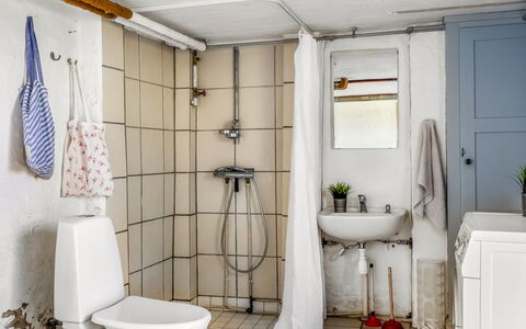 Baldine - 140M from the Sea: Sol, Luminaire Plomberie, Siège De Toilette, Design Intérieur, Sol, Toilette, Salle De Bains, Plomberie, Pièce, Évier
