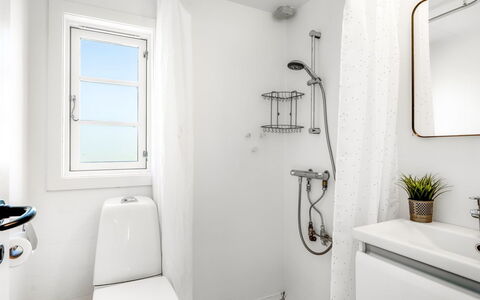 Baldine - 140M from the Sea: Luminaire Plomberie, Salle De Bains, Design Intérieur, Sol, Toilette, Sol, Siège De Toilette, Plomberie, Robinet, Évier