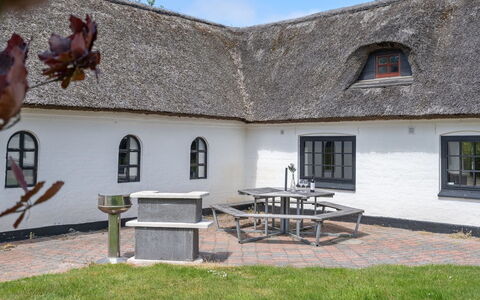 Iben - 2.3Km from the Sea: Bois, Toit, Maison, Chalet, Porte, Domicile, Siding, Lot Terre, Batiments Jardin, Cabanon