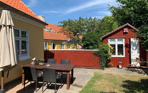 Huanca - 900M from the Sea: Domicile, Chalet, Ombre, Cour, Jardin, Biens, Arrière-Cour, Tache De Bois, Mobilier De Jardin, Pelouse
