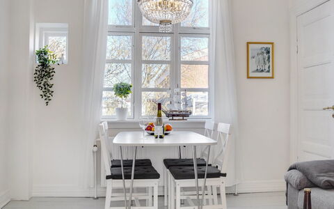 Tobias - 800M from the Sea: Meubles, Design Intérieur, Sol, Sol, Table, Bois, Salle À Manger, Plafond, Chaise, Table Cuisine Et Salle A Manger