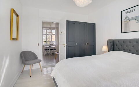Tobias - 800M from the Sea: Meubles, Lit, Design Intérieur, Chambre, Literie, Sol, Sol, Bois, Drap De Lit, Pièce