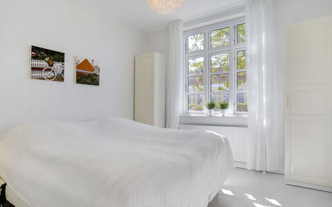 Tobias - 800M from the Sea: Lit, Meubles, Design Intérieur, Chambre, Sol, Sol, Bois, Literie, Plafond, Drap De Lit