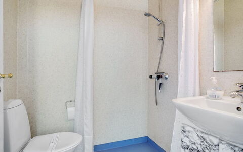 Tobias - 800M from the Sea: Sol, Mur, Sol, Luminaire Plomberie, Design Intérieur, Salle De Bains, Pièce, Plomberie, Lavabo, Évier