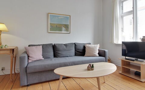 Gyrth - 250M from the Sea: Meubles, Design Intérieur, Chaise, Sol, Table, Recours, Sol, Plafond, Pièce, Eco Hôtel