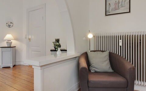 Gyrth - 250M from the Sea: Meubles, Design Intérieur, Chaise, Sol, Table, Recours, Sol, Plafond, Pièce, Eco Hôtel