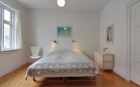 Gyrth - 250M from the Sea: Meubles, Design Intérieur, Chaise, Sol, Table, Recours, Sol, Plafond, Pièce, Eco Hôtel