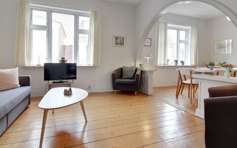 Gyrth - 250M from the Sea: Meubles, Design Intérieur, Chaise, Sol, Table, Recours, Sol, Plafond, Pièce, Eco Hôtel