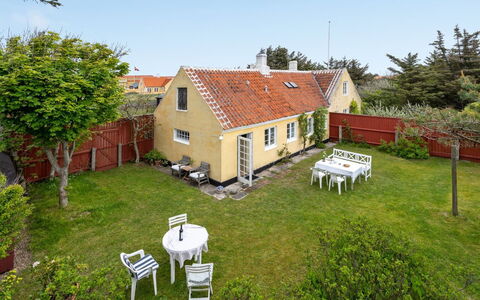 Helny - 300M from the Sea: Maison, Zone Résidentielle, Toit, Chalet, Domicile, Biens, Porte, Ferme, Arrière-Cour, Jardin