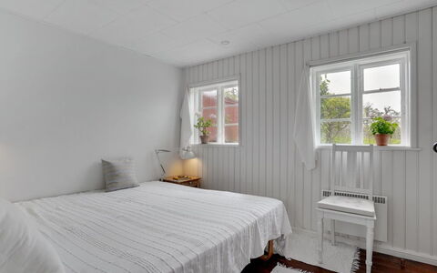 Helny - 300M from the Sea: Sol, Bois, Sol, Design Intérieur, Plafond, Chambre, Lit, Parquet, Literie, Pièce