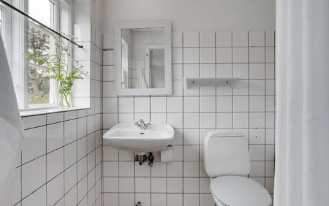 Helny - 300M from the Sea: Luminaire Plomberie, Salle De Bains, Sol, Sol, Évier, Lavabo, Design Intérieur, Plomberie, Robinet, Toilette
