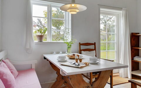 Helny - 300M from the Sea: Meubles, Design Intérieur, Sol, Table, Sol, Bois, Chaise, Table Cuisine Et Salle A Manger, Salle À Manger, Luminaire