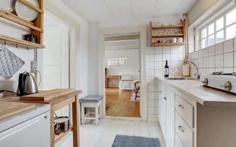 Helny - 300M from the Sea: Sol, Cuisine, Design Intérieur, Cabinetry, Comptoir, Bois, Sol, Meubles, Appareil De Cuisine, Plafond