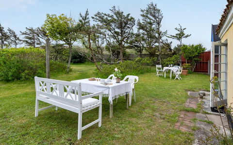 Helny - 300M from the Sea: Meubles, Arbuste, Jardin, Table, Chaise, Mobilier De Jardin, Ombre, Tableau De Plein Air, Aménagement Paysager