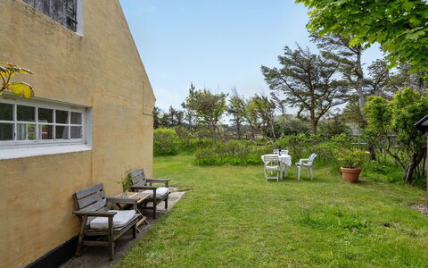 Helny - 300M from the Sea: Arbuste, Lot Terre, Domicile, Jardin, Chalet, Porte, Pelouse, Arrière-Cour, Ombre, Aménagement Paysager