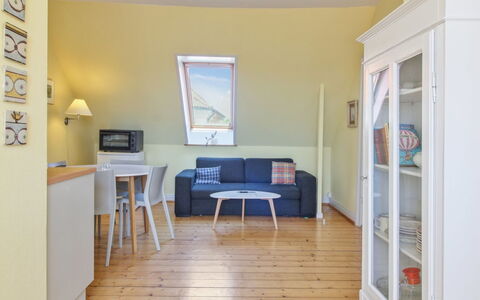 Siggut - 250M from the Sea: Herbe, Maison, Toit, Domicile, Chalet, Arbuste, Lot Terre, Zone Rurale, Ferme, Couverture De Sol