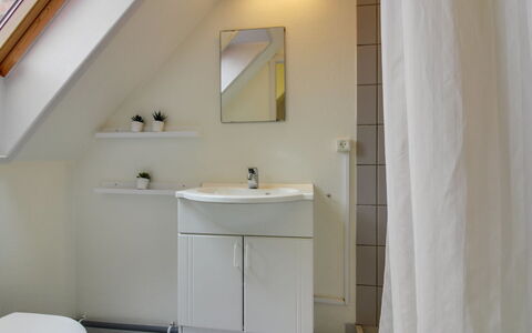 Siggut - 250M from the Sea: Herbe, Maison, Toit, Domicile, Chalet, Arbuste, Lot Terre, Zone Rurale, Ferme, Couverture De Sol