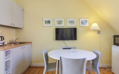 Siggut - 250M from the Sea: Herbe, Maison, Toit, Domicile, Chalet, Arbuste, Lot Terre, Zone Rurale, Ferme, Couverture De Sol