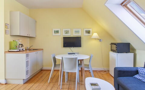 Siggut - 250M from the Sea: Herbe, Maison, Toit, Domicile, Chalet, Arbuste, Lot Terre, Zone Rurale, Ferme, Couverture De Sol