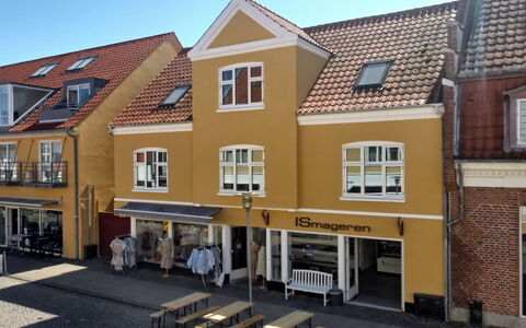Siggut - 250M from the Sea: Chalet, Jardin, Siding, Batiments Jardin, Ombre, Cour, Arrière-Cour, Pelouse, Ferme, Aménagement Paysager