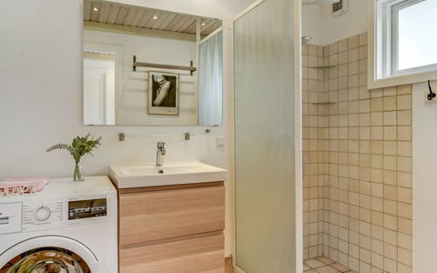 Sverkel - 700M from the Sea: Sol, Design Intérieur, Sol, Luminaire Plomberie, Bois, Machine À Laver, Armoire De Toilette, Salle De Bains, Plafond, Évier