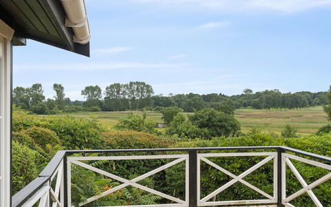 Ylermi - 1.5Km from the Sea: Porche, Balustrade, Clôture, Chalet, Plate-Forme, Dur, Biens, Ombre, Balcon, Ferme