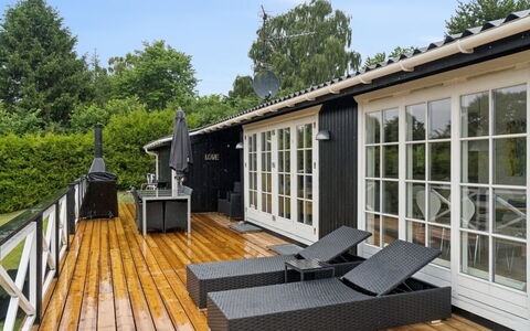 Ylermi - 1.5Km from the Sea: Bois, Plate-Forme, Meubles, Mobilier De Jardin, Porche, Ombre, Dur, Patio, Cour, Planche