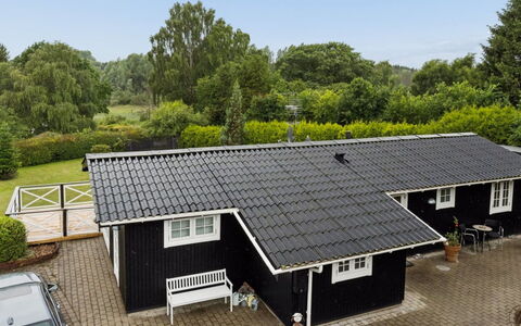 Ylermi - 1.5Km from the Sea: Toit, Maison, Domicile, Chalet, Porte, Siding, Jardin, Cour, Biens, Pelouse