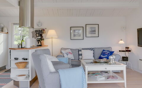 Ylermi - 1.5Km from the Sea: Maison, Chalet, Toit, Batiments Jardin, Ombre, Cabanon, Arrière-Cour, Mobilier De Jardin, Cour, Pelouse