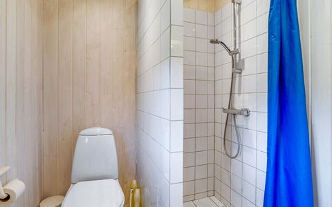 Marjatta - 850M from the Sea: Siège De Toilette, Salle De Bains, Mur, Sol, Toilette, Luminaire Plomberie, Sol, Design Intérieur, Plomberie, Tuile