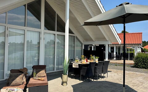 Domi - 1.2Km from the Sea: Toit, Domicile, Ombre, Porte, Biens, Mobilier De Jardin, Siding, Porche, Cour