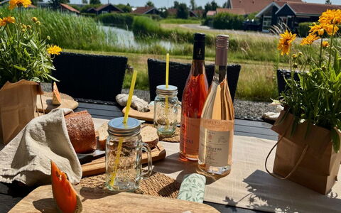 Domi - 1.2Km from the Sea: Bouteille, Vaisselle, Bouteille En Verre, Drinkware, Panier, Aliments, Bouteille De Vin, Du Vin