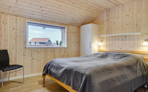 Domi - 1.2Km from the Sea: Bois, Plafond, Design Intérieur, Sol, Sol, Chambre, Pièce, Domicile, Luminaire, Lit