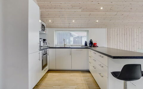 Domi - 1.2Km from the Sea: Bois, Plafond, Sol, Design Intérieur, Cuisine, Domicile, Luminaire, Parquet, Comptoir, Dur
