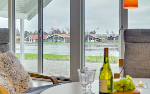Domi - 1.2Km from the Sea: Bois, Domicile, Meubles, Chaise, Tache De Bois, Ombre, Porche, Verre, Patio, Cour