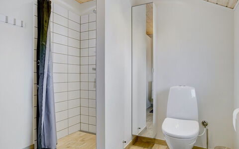 Domi - 1.2Km from the Sea: Sol, Sol, Mur, Bois, Luminaire Plomberie, Design Intérieur, Toilette, Siège De Toilette, Salle De Bains, Plafond
