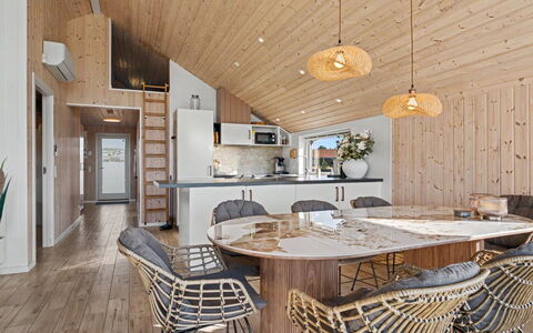 Domi - 1.2Km from the Sea: Sol, Bois, Design Intérieur, Plafond, Sol, Parquet, Meubles, Luminaire, Éclairage, Salon
