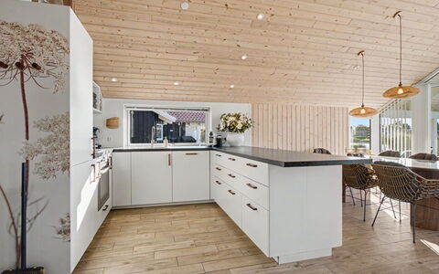 Domi - 1.2Km from the Sea: Design Intérieur, Cuisine, Sol, Meubles, Comptoir, Luminaire, Bois, Plafond, Sol, Parquet