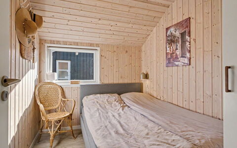 Domi - 1.2Km from the Sea: Chambre, Bois, Lit, Drap De Lit, Meubles, Sol, Literie, Plafond, Design Intérieur, Sol