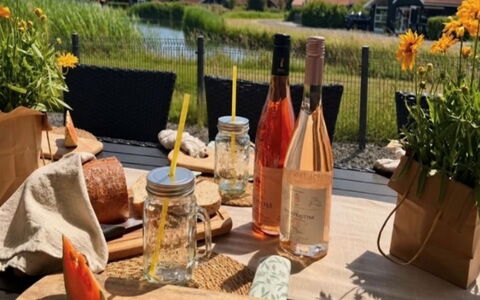 Domi - 1.2Km from the Sea: Bouteille, Vaisselle, Drinkware, Table, Aliments, Meubles, Bouteille En Verre, Serveware