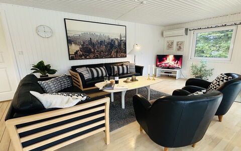 Kalevi - 900M from the Sea: Toit, Maison, Domicile, Chalet, Porte, Siding, Plate-Forme, Porche, Planche, Dur