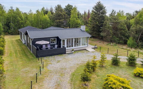Kalevi - 900M from the Sea: Toit, Maison, Domicile, Chalet, Porte, Siding, Plate-Forme, Porche, Planche, Dur